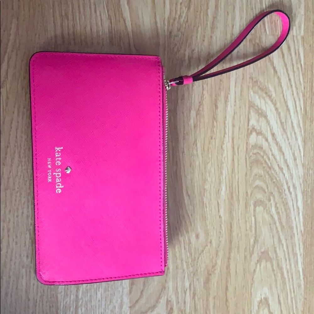 Kate spade hot pink wristlet! Don’t BUY trading